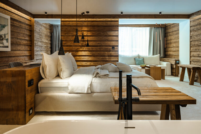 Wellness Suite 101: bedroom with a wooden wall – Flora Boutique Hotel, luxury hotel in Borovets by the ski lift