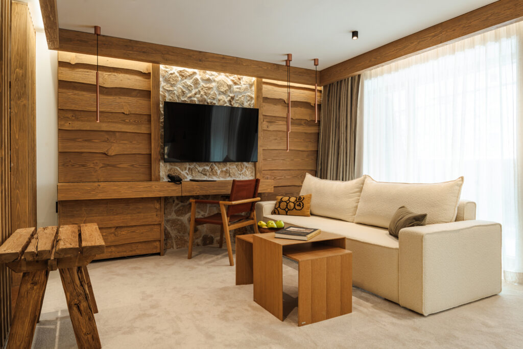 Deluxe Suite with Terrace 102: living area with sofa and TV – Flora Boutique Hotel, boutique hotel in Borovets
