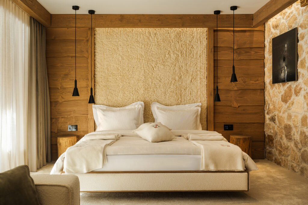 Deluxe Suite with Terrace 102: bedroom with a wooden wall – Flora Boutique Hotel, hotel in Borovets