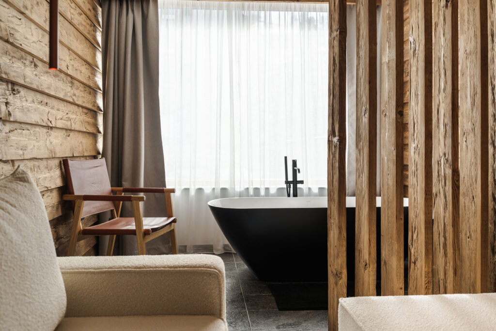 Wellness Suite with Terrace 104: seating area and bath – Flora Boutique Hotel, boutique hotel in Borovets