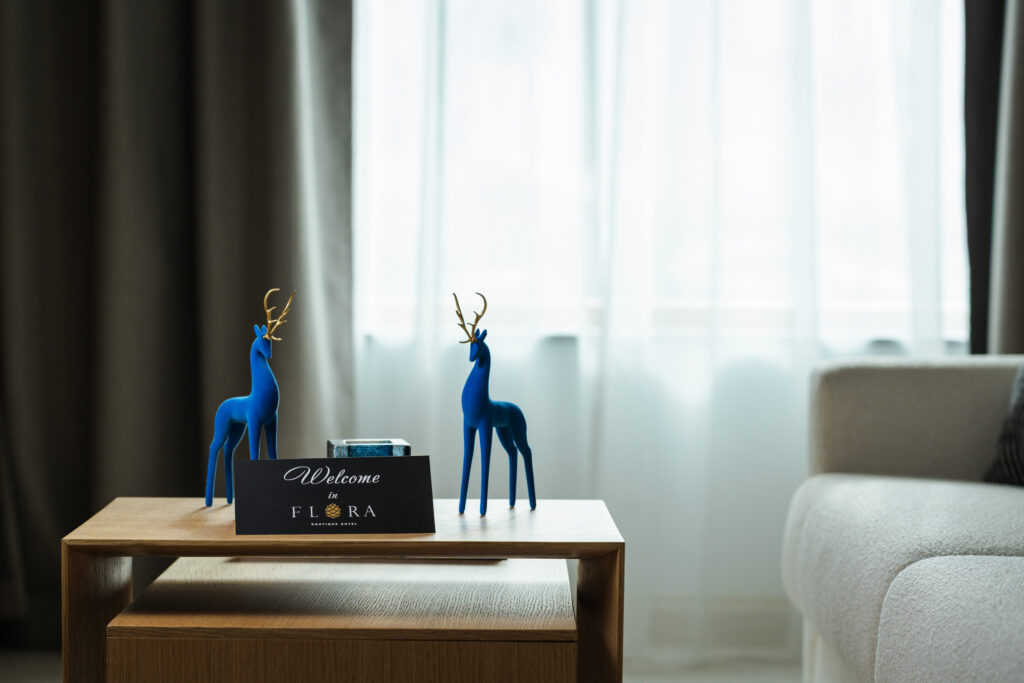 Deluxe Suite with Terrace 105: table decor by the window – Flora Boutique Hotel, luxury hotel in Borovets by the ski lift