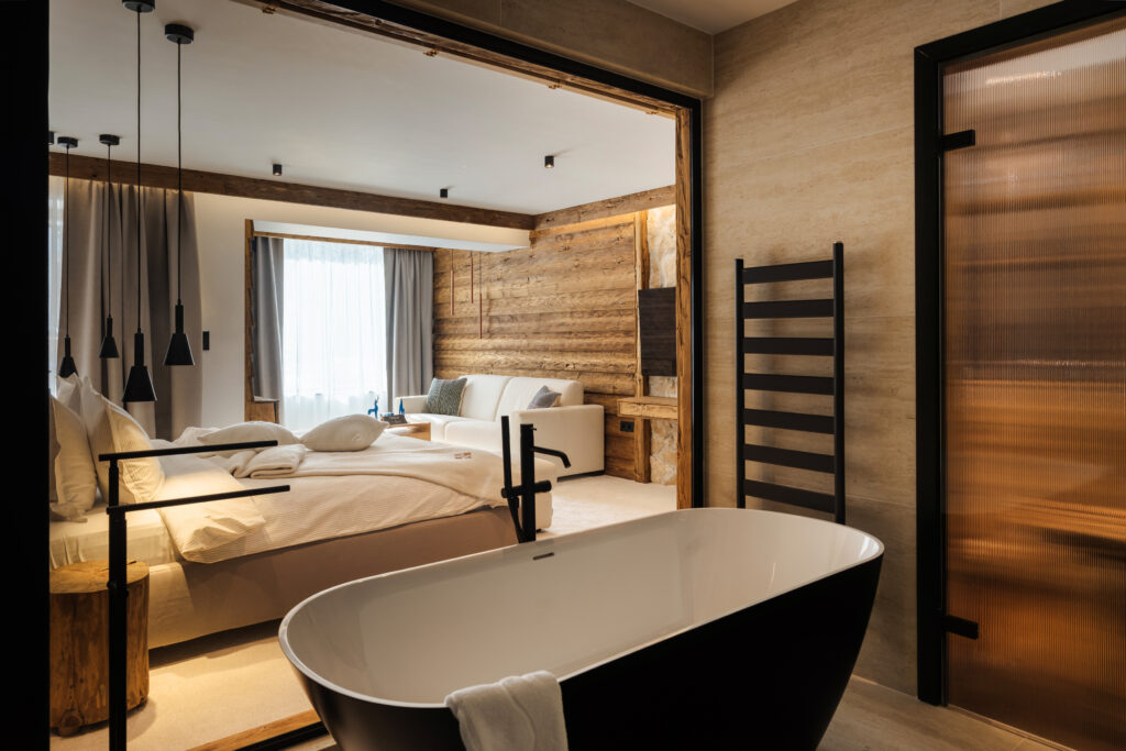 Deluxe Suite with Terrace 105: bath in the bedroom – Flora Boutique Hotel, hotel in Borovets