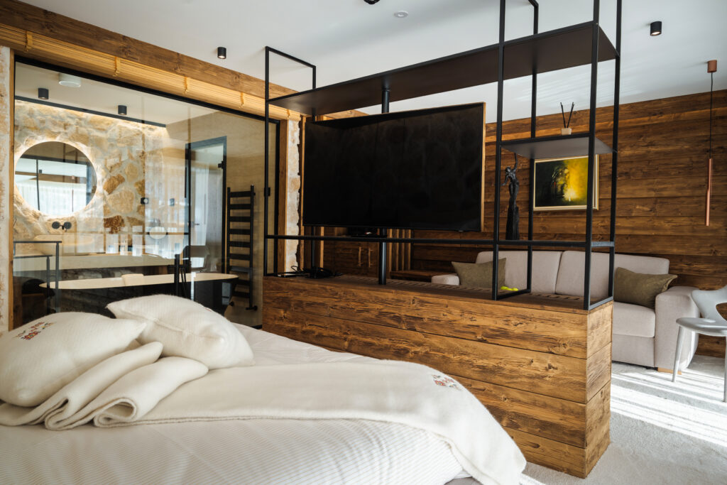 Deluxe Suite with Terrace 106: bedroom with a metal shelving unit and TV – Flora Boutique Hotel, luxury hotel in Borovets by the ski lift