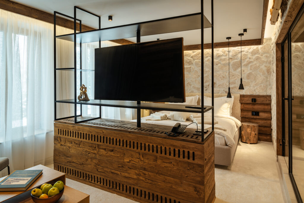Делукс суит с гледка към парка 107: хол с метален стелаж и телевизор – Flora Boutique Hotel, лукс хотел в Боровец до лифта