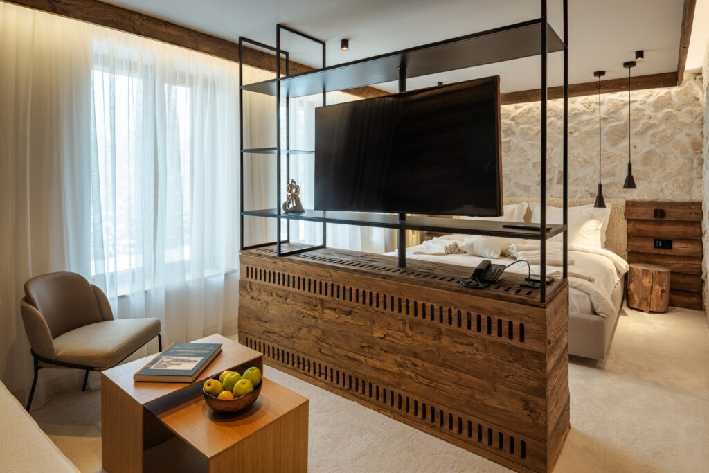 Делукс суит с гледка към парка 107: хол с метален стелаж и телевизор – Flora Boutique Hotel, бутиков хотел в Боровец