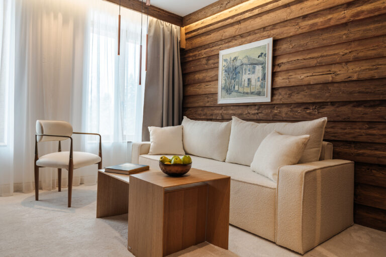 Deluxe Suite with Park View 108: living area with a white sofa – Flora Boutique Hotel, boutique hotel in Borovets