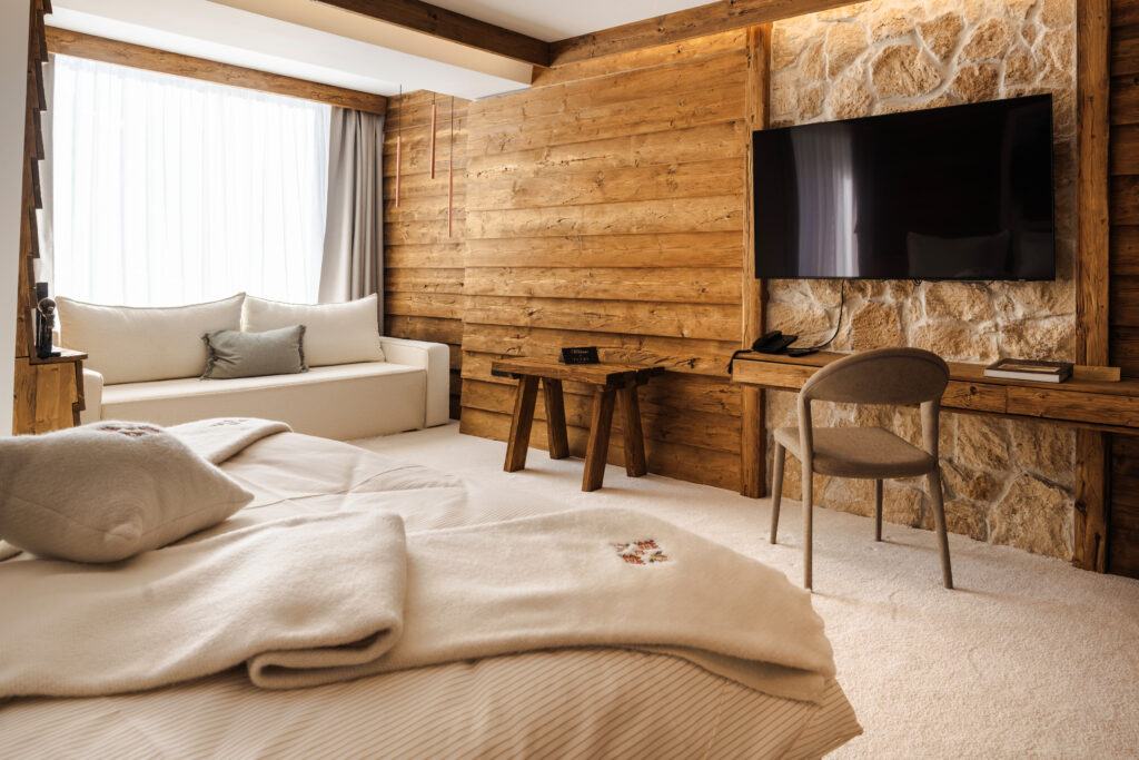 Deluxe Suite with Terrace 211: bedroom and living area with TV – Flora Boutique Hotel, luxury hotel in Borovets by the ski lift
