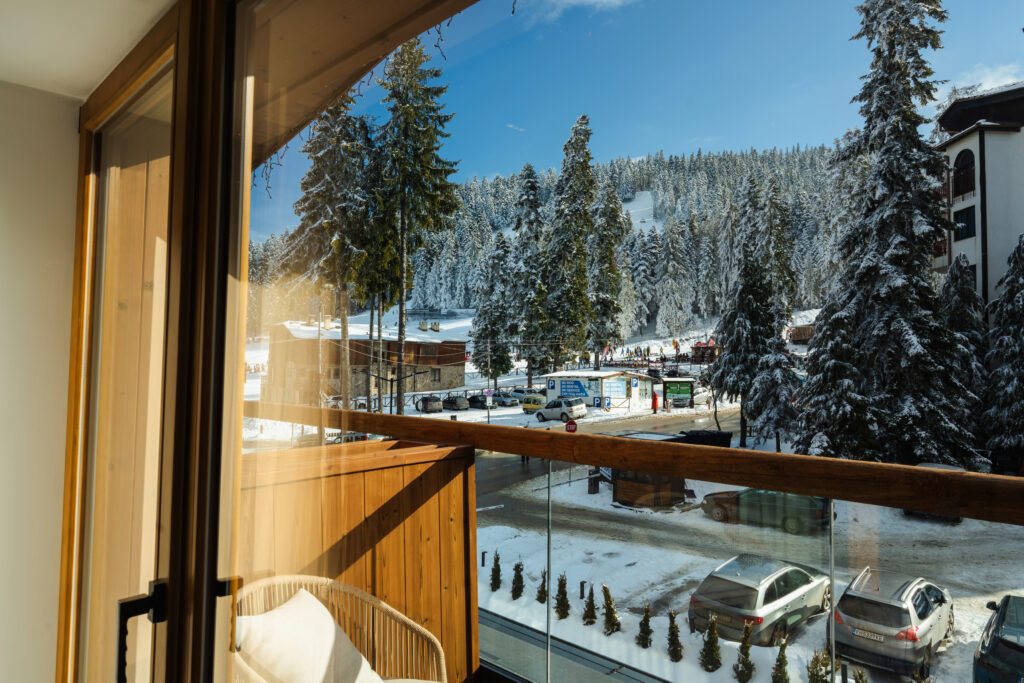 Deluxe Suite with Terrace 211: terrace overlooking the snowy forest – Flora Boutique Hotel, boutique hotel in Borovets