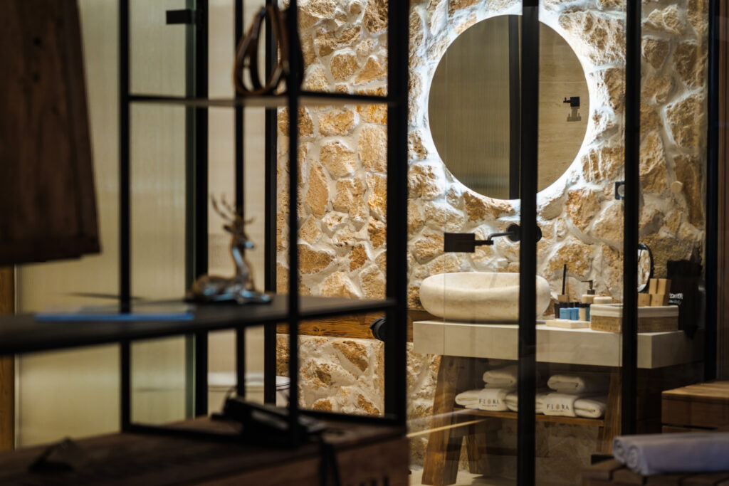 Екстериор в Flora Boutique Hotel – зимен изглед · планинска атмосфера