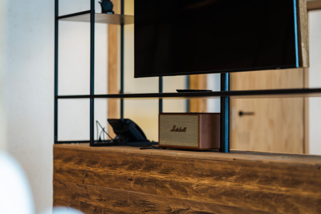 Chalet Prestige 215: TV on a metal shelving unit – Flora Boutique Hotel, boutique hotel in Borovets