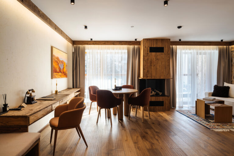 Chalet Prestige 215: living area and dining table – Flora Boutique Hotel, boutique hotel in Borovets