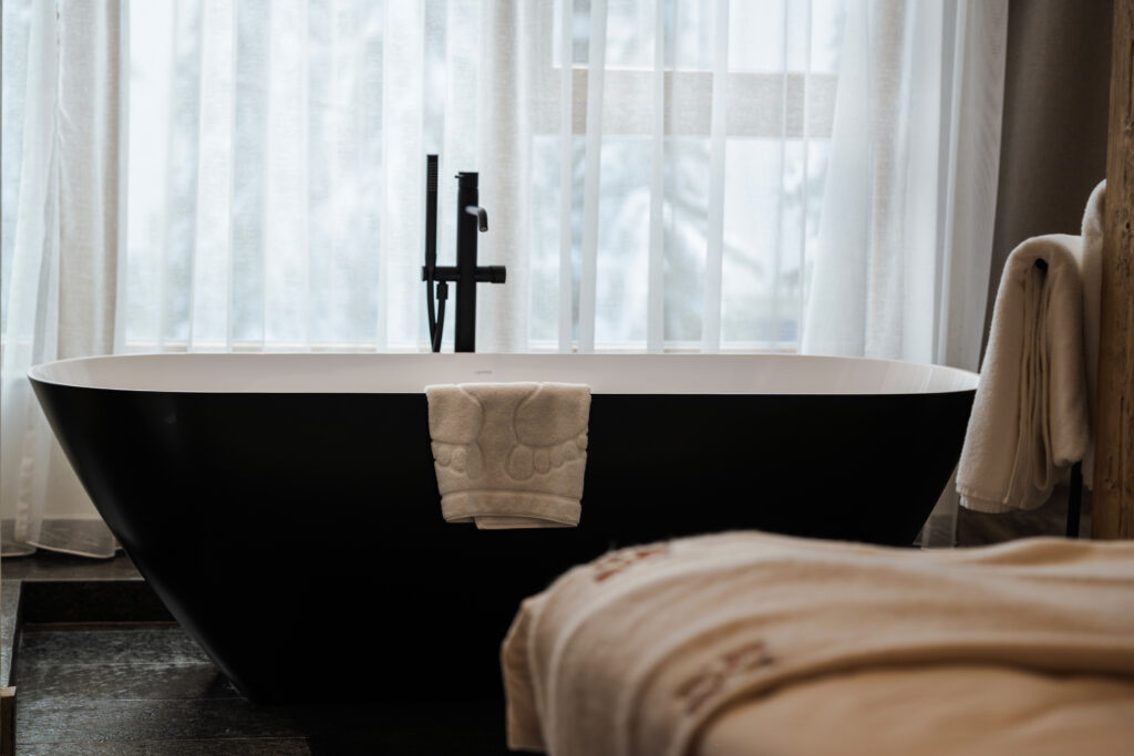 Chalet Prestige 215: black bath by the window – Flora Boutique Hotel, boutique hotel in Borovets