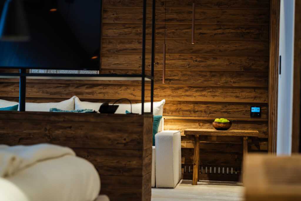 Делукс суит с гледка към парка 316: хол с телевизор – Flora Boutique Hotel, хотел в Боровец