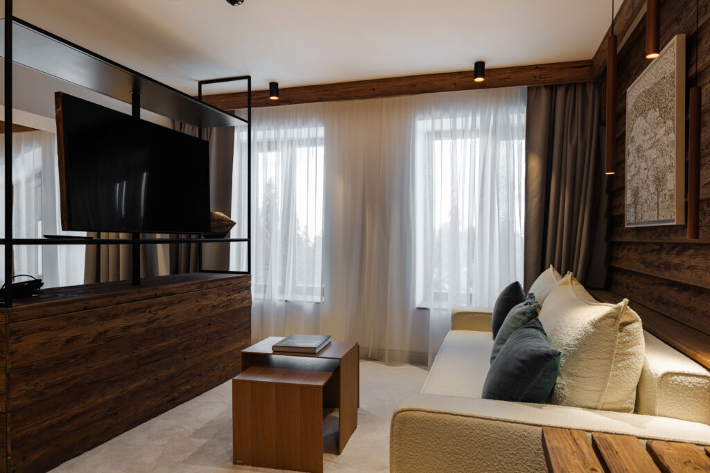 Делукс суит с гледка към парка 316: хол с метален стелаж и телевизор – Flora Boutique Hotel, лукс хотел в Боровец до лифта