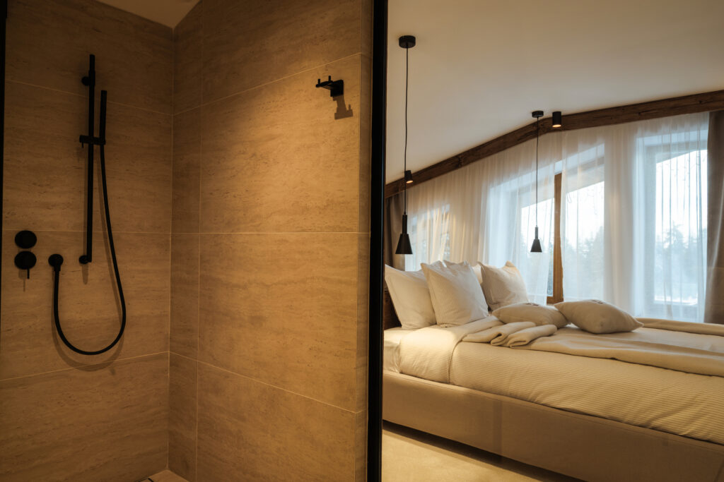 Делукс суит с гледка към парка 316: душ и спалня – Flora Boutique Hotel, лукс хотел в Боровец до лифта
