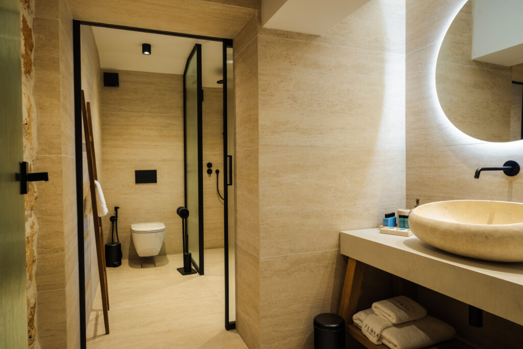 Делукс суит с гледка към парка 316: баня с огледало и стъклена врата – Flora Boutique Hotel, бутиков хотел в Боровец