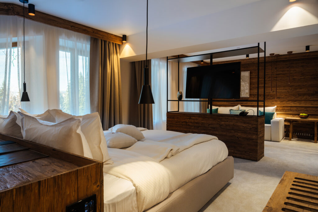 Делукс суит с гледка към парка 316: спалня и хол – Flora Boutique Hotel, хотел в Боровец