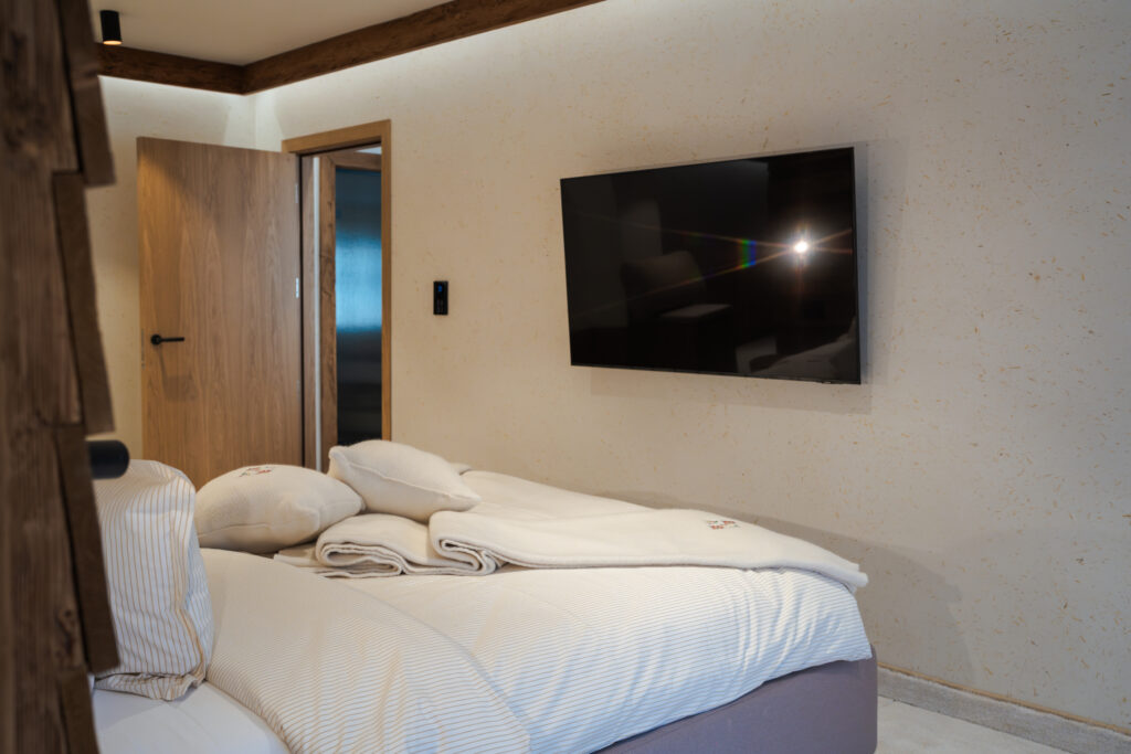 Luxury Mountain Apartment 317: bedroom with TV – Flora Boutique Hotel, luxury hotel in Borovets by the ski lift