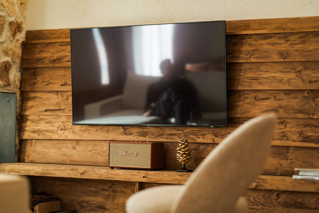 Luxury Mountain Apartment 317: TV on a wooden wall – Flora Boutique Hotel, luxury hotel in Borovets by the ski lift