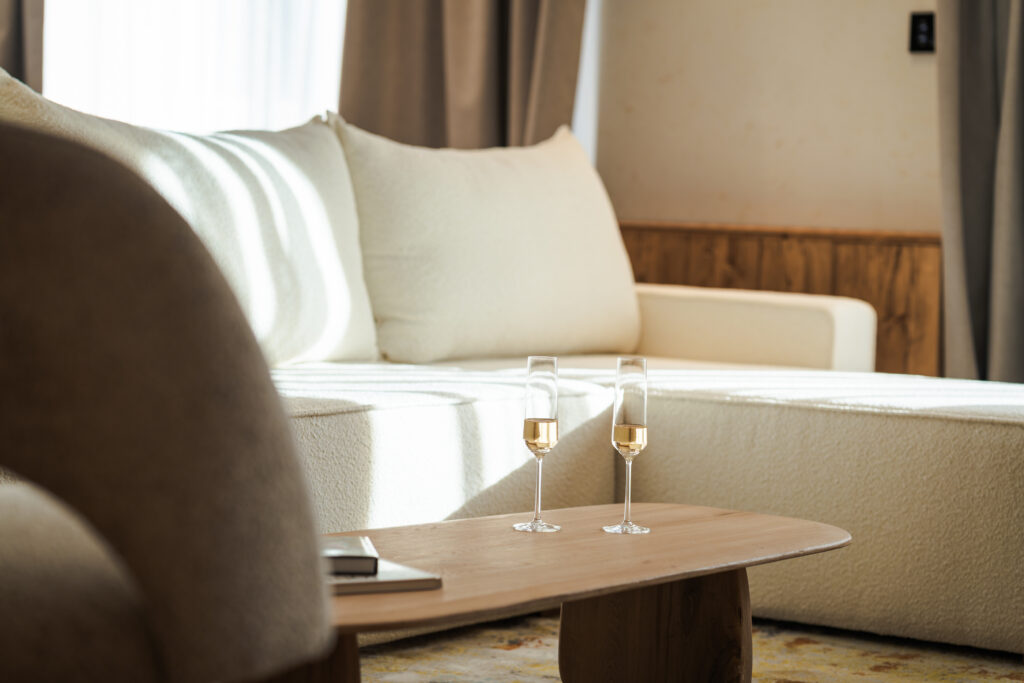 Luxury Mountain Apartment 317: white sofa and coffee table – Flora Boutique Hotel, boutique hotel in Borovets