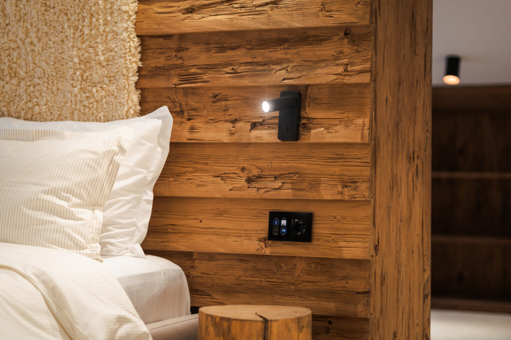 Luxury Mountain Apartment 317: wooden wall by the bed – Flora Boutique Hotel, luxury hotel in Borovets by the ski lift