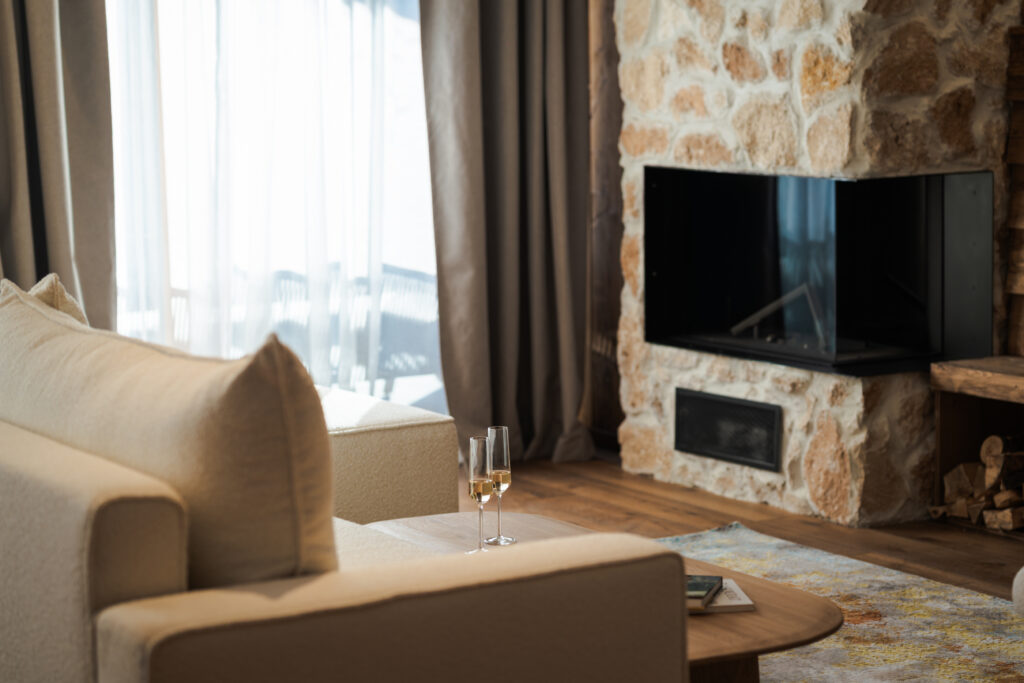 Luxury Mountain Apartment 317: living room with fireplace – Flora Boutique Hotel, boutique hotel in Borovets