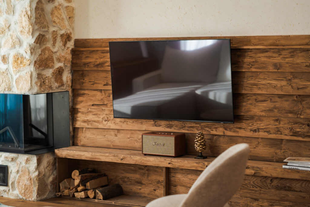 Luxury Mountain Apartment 317: TV on a wooden wall – Flora Boutique Hotel, hotel in Borovets