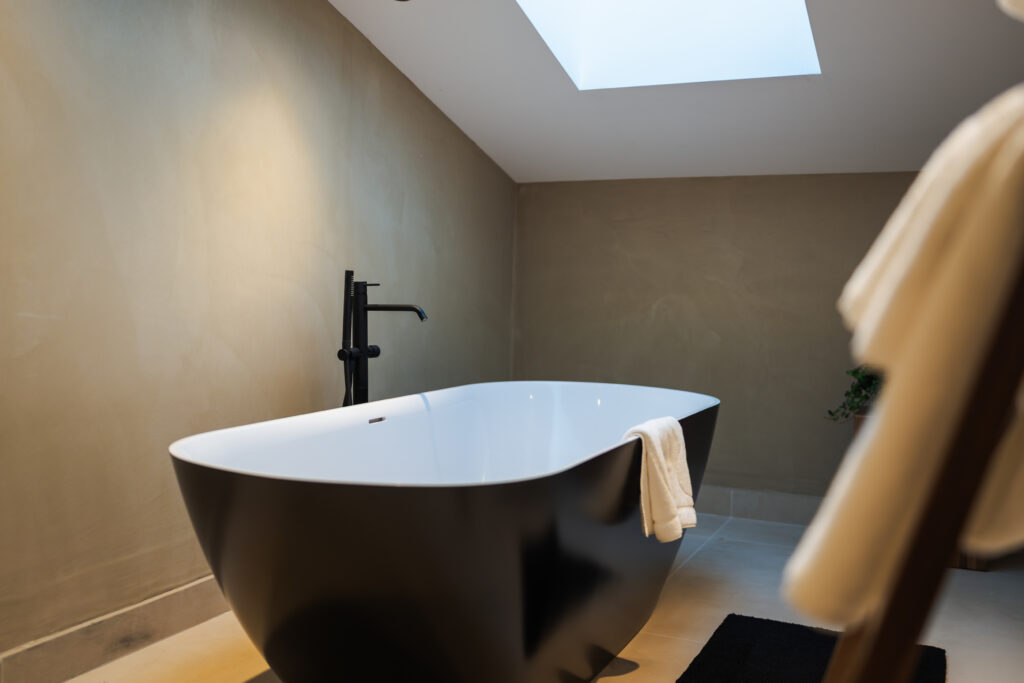 Luxury Mountain Apartment 317: black bath under a skylight – Flora Boutique Hotel, boutique hotel in Borovets